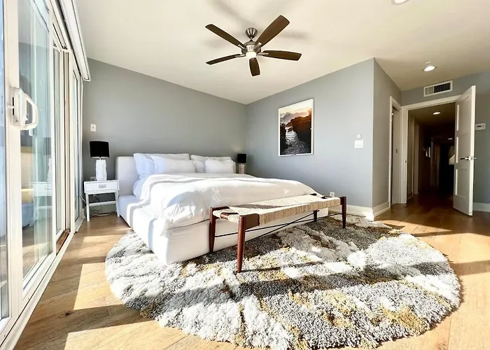 Malibu Waterfront Gallery With Private Beach Access
