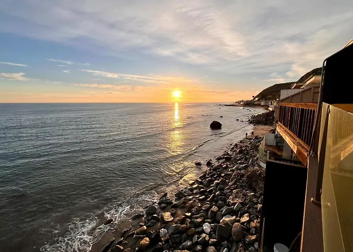 Malibu Waterfront Gallery With Private Beach Access